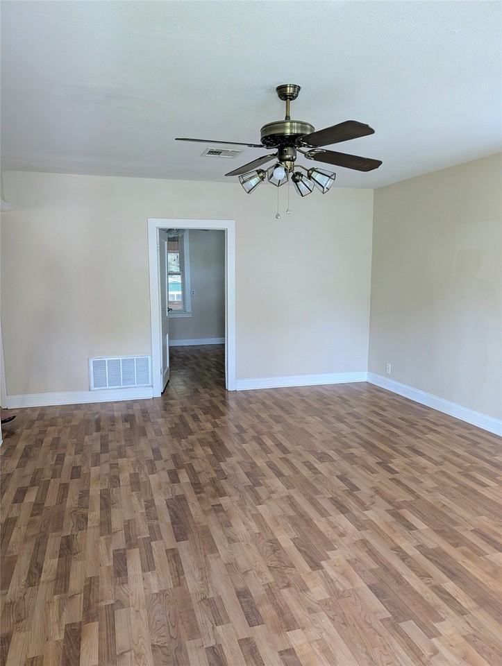 1701 Meridian Ave - Photo 4 of 9