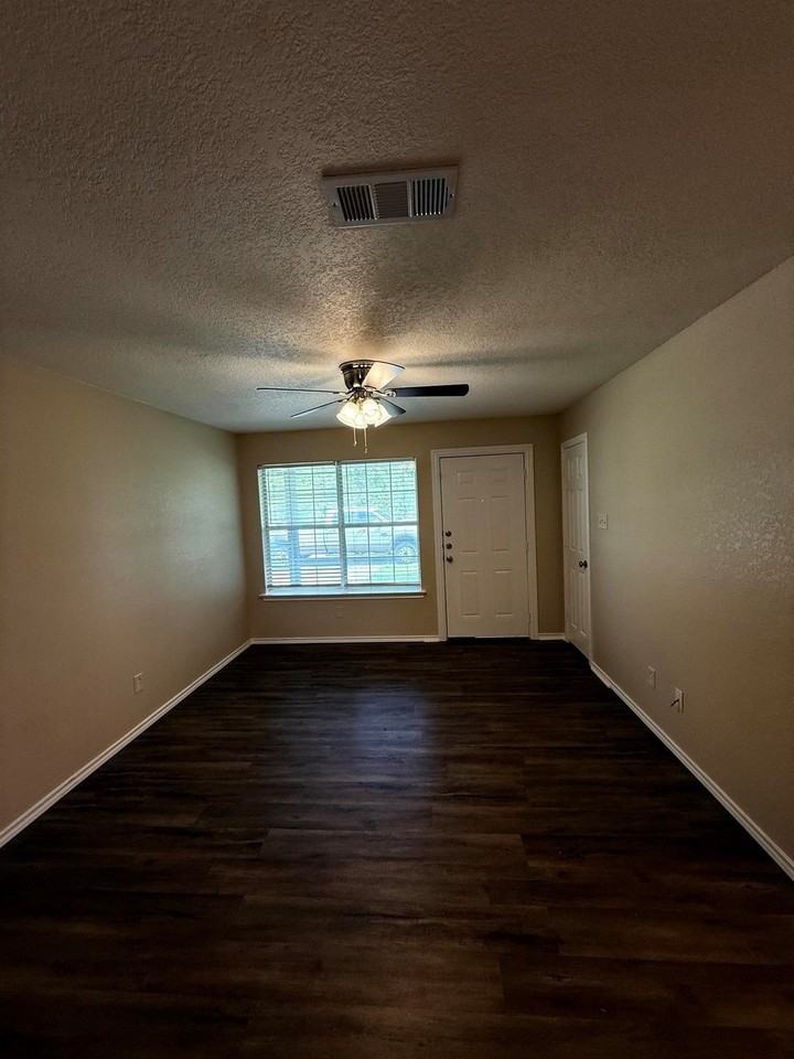400 Blackwood St #402 - Photo 2 of 8