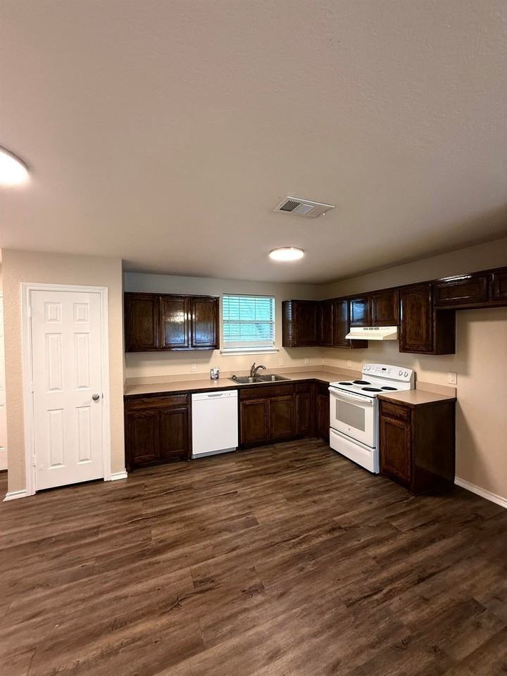 400 Blackwood St #402 - Photo 3 of 8