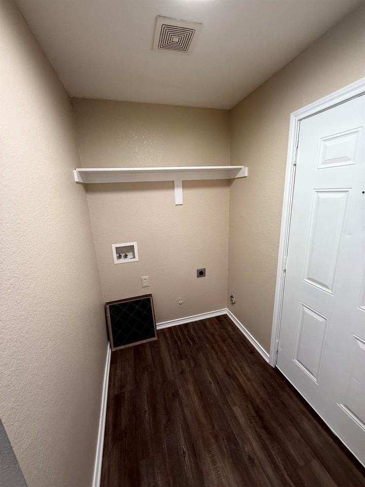400 Blackwood St #402 - Photo 4 of 8