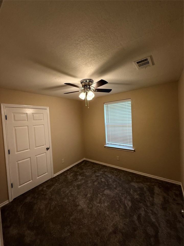 400 Blackwood St #402 - Photo 6 of 8