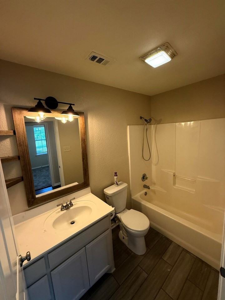 400 Blackwood St #402 - Photo 7 of 8