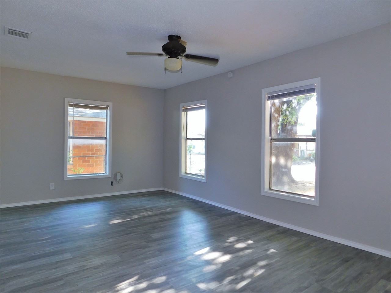 1014 Peak St - Photo 5 of 25