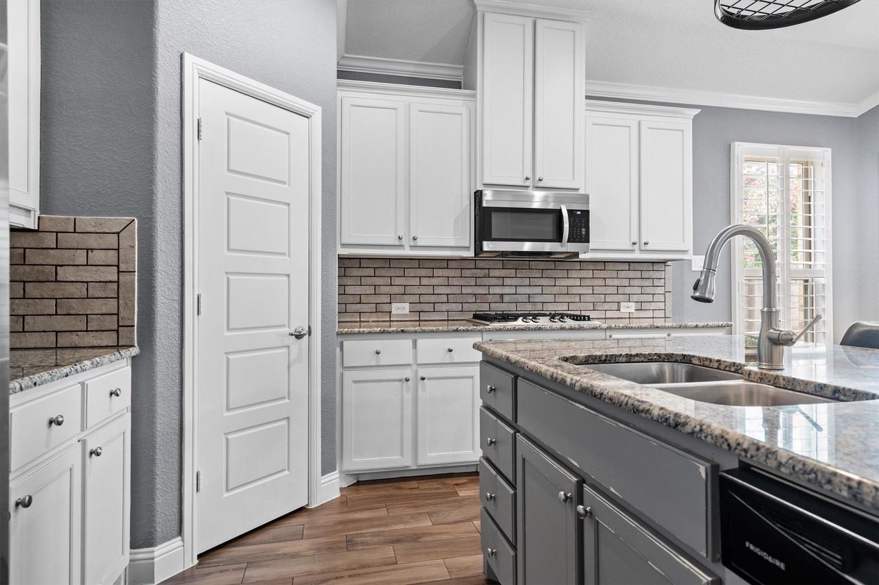 840 Parkside Dr - Photo 4 of 31