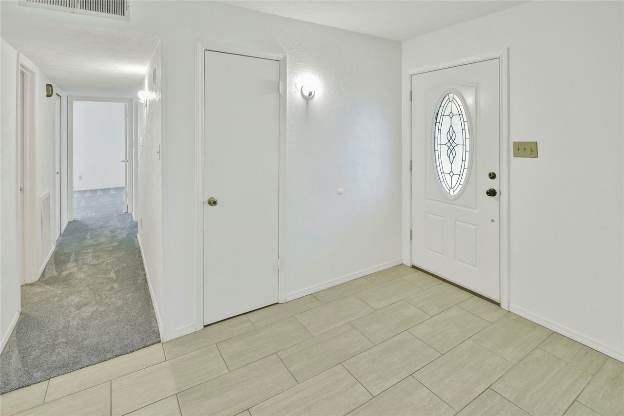 1306 Clearview Dr - Photo 4 of 26