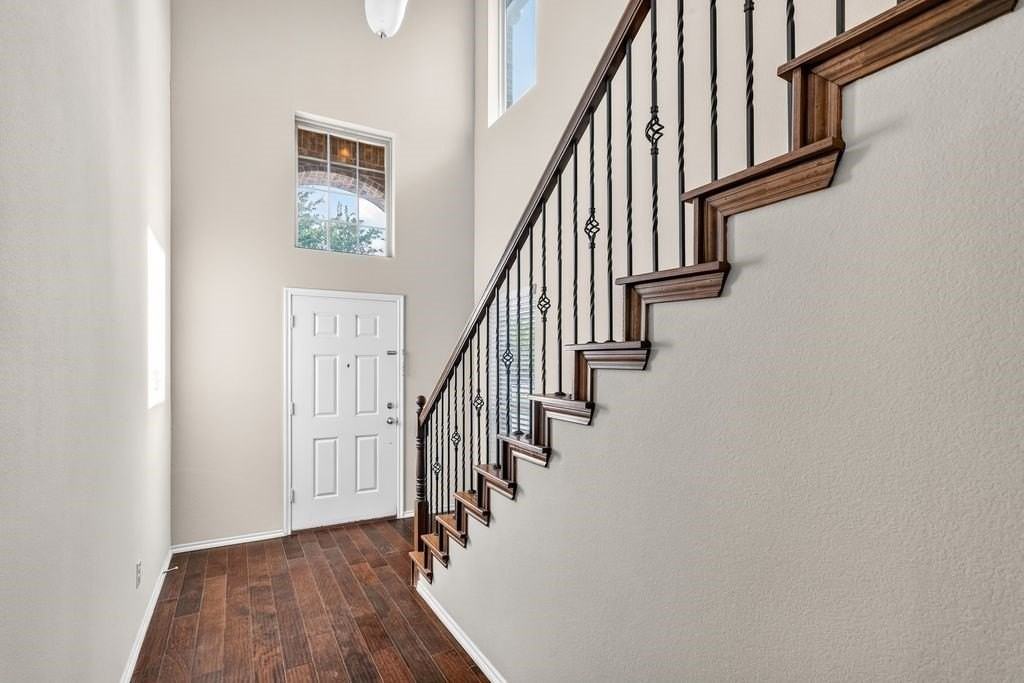 9813 Moccasin Creek Ln - Photo 3 of 25