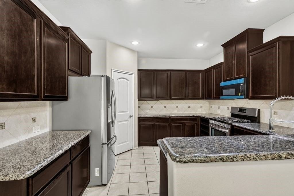 9813 Moccasin Creek Ln - Photo 4 of 25