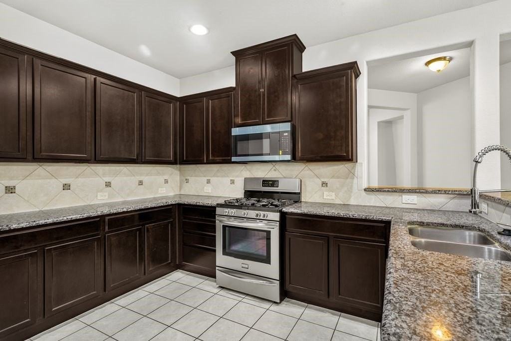 9813 Moccasin Creek Ln - Photo 5 of 25