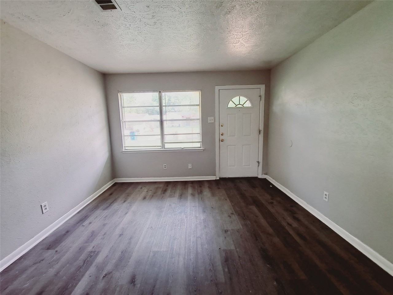 3831 Castle Hills Dr - Photo 2 of 15