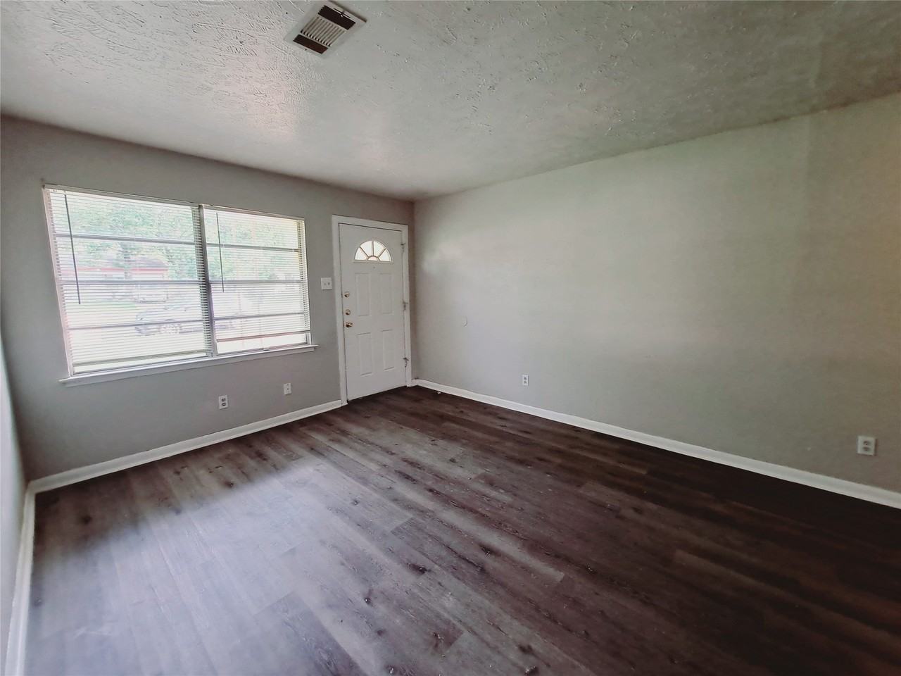 3831 Castle Hills Dr - Photo 4 of 15