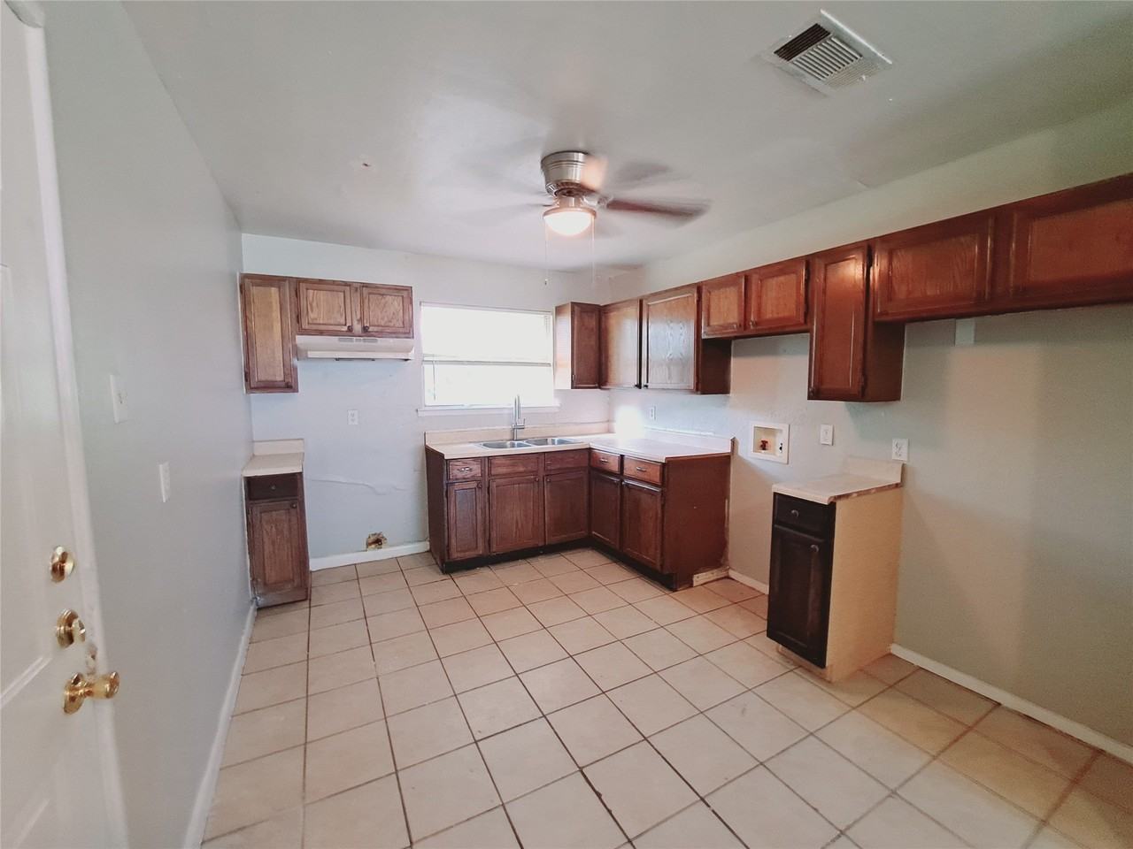 3831 Castle Hills Dr - Photo 6 of 15