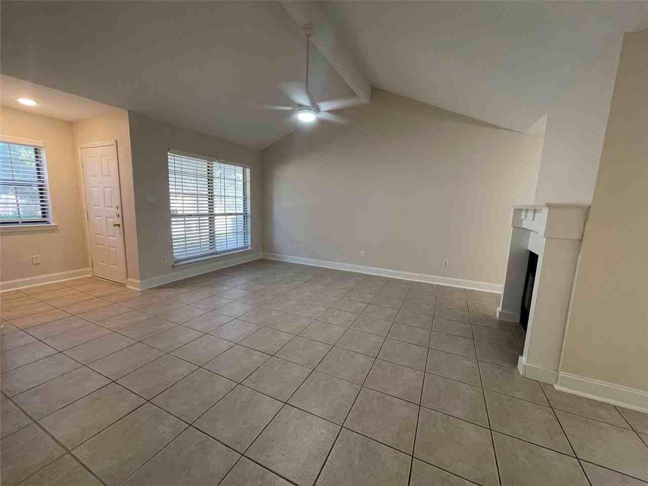 2916 Kathleen Ln - Photo 4 of 33