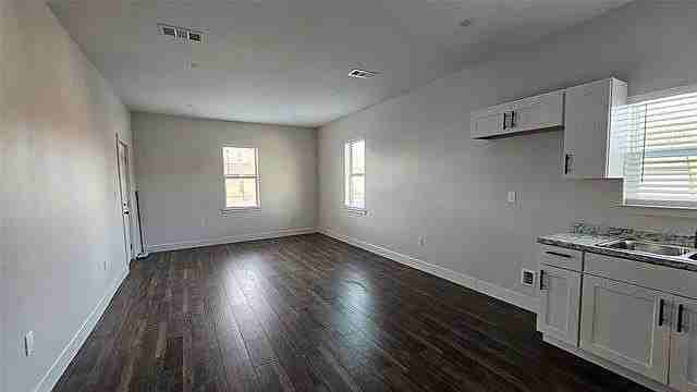 706 N Main St - Photo 5 of 10