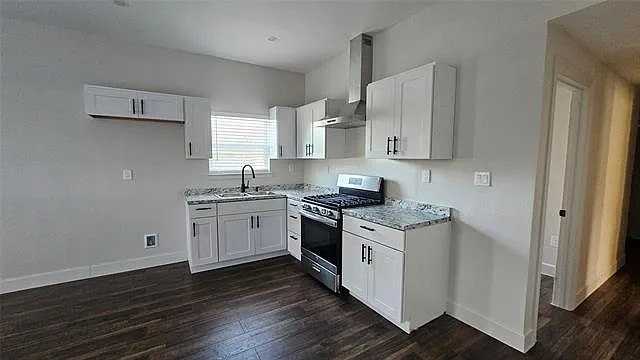 706 N Main St - Photo 7 of 10