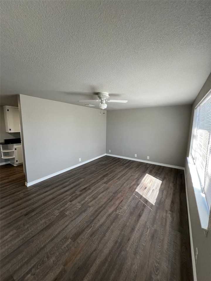 1106 Foster Ln - Photo 3 of 13