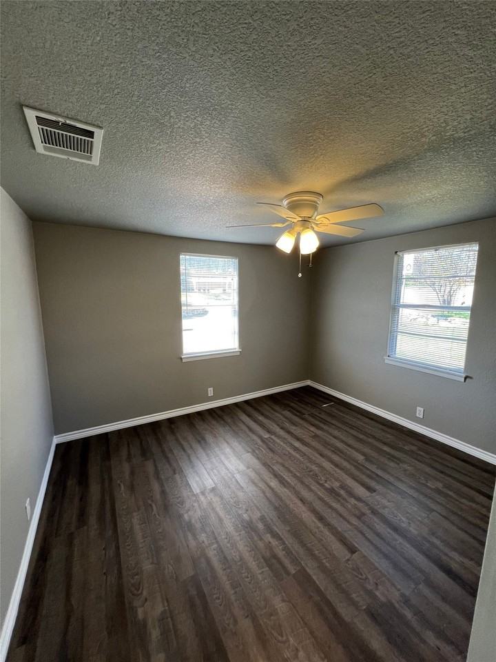 1106 Foster Ln - Photo 4 of 13