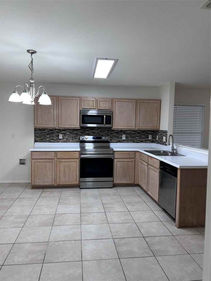 1438 Eastview Dr - Photo 2 of 15