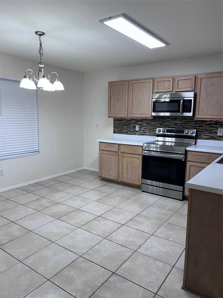 1438 Eastview Dr - Photo 3 of 15
