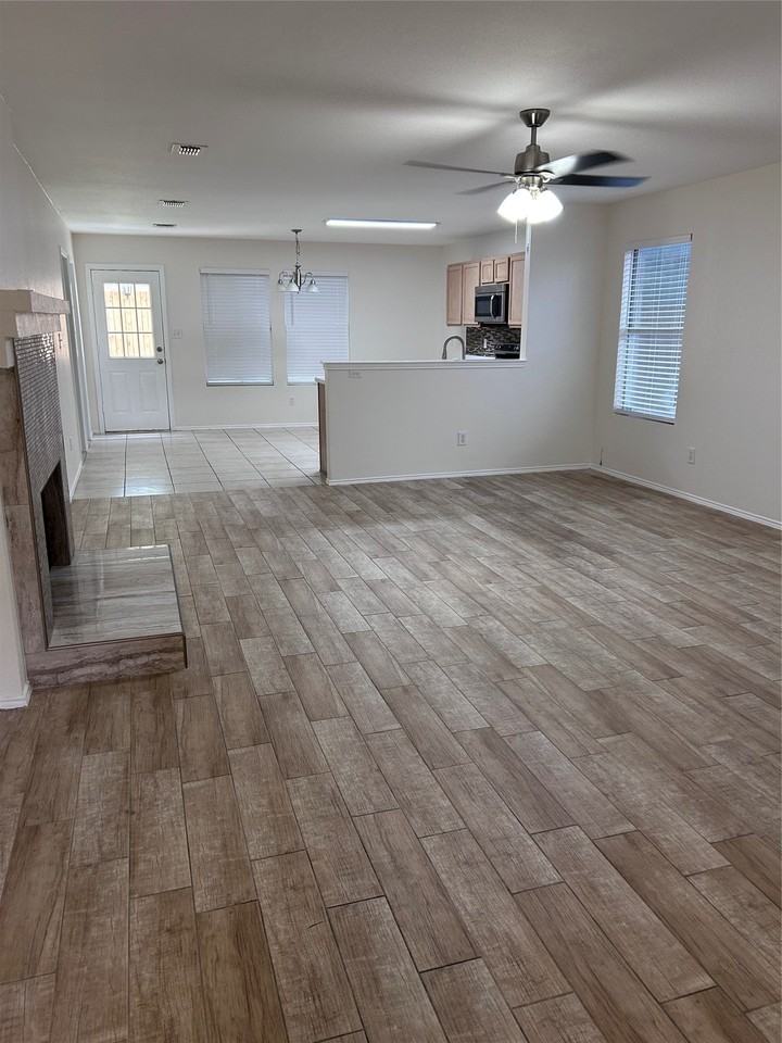 1438 Eastview Dr - Photo 4 of 15