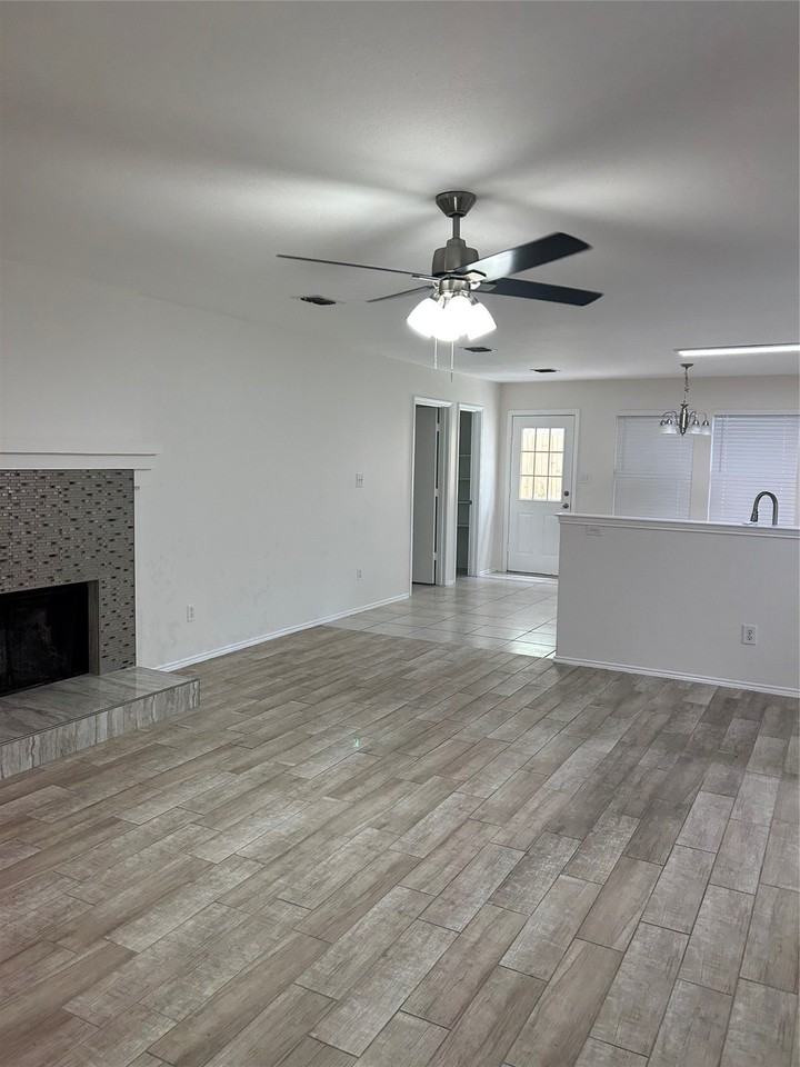 1438 Eastview Dr - Photo 6 of 15