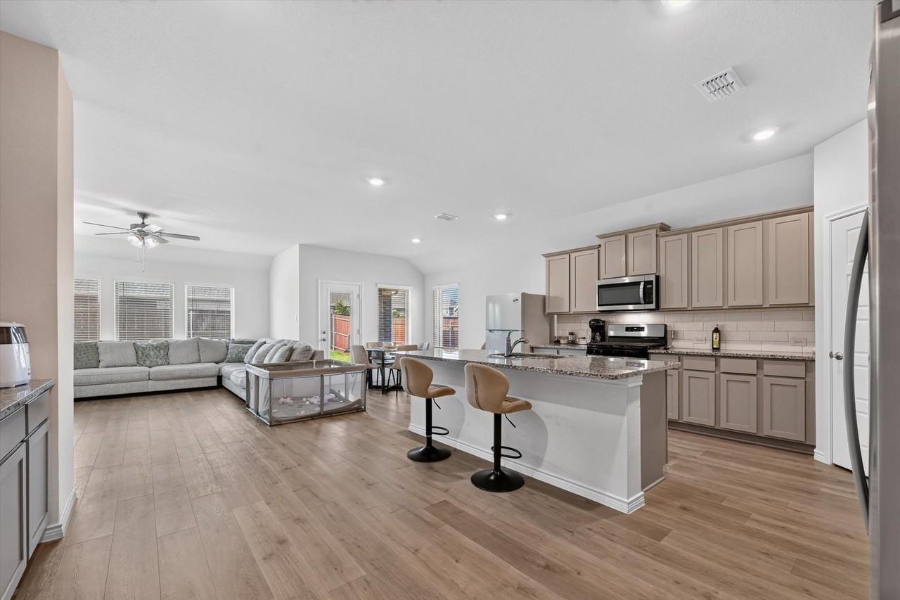 10121 High Grade Dr - Photo 5 of 40