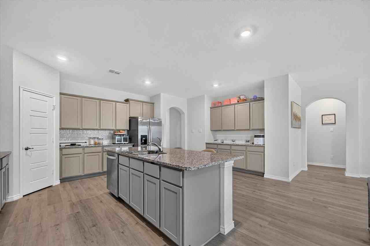 10121 High Grade Dr - Photo 6 of 40