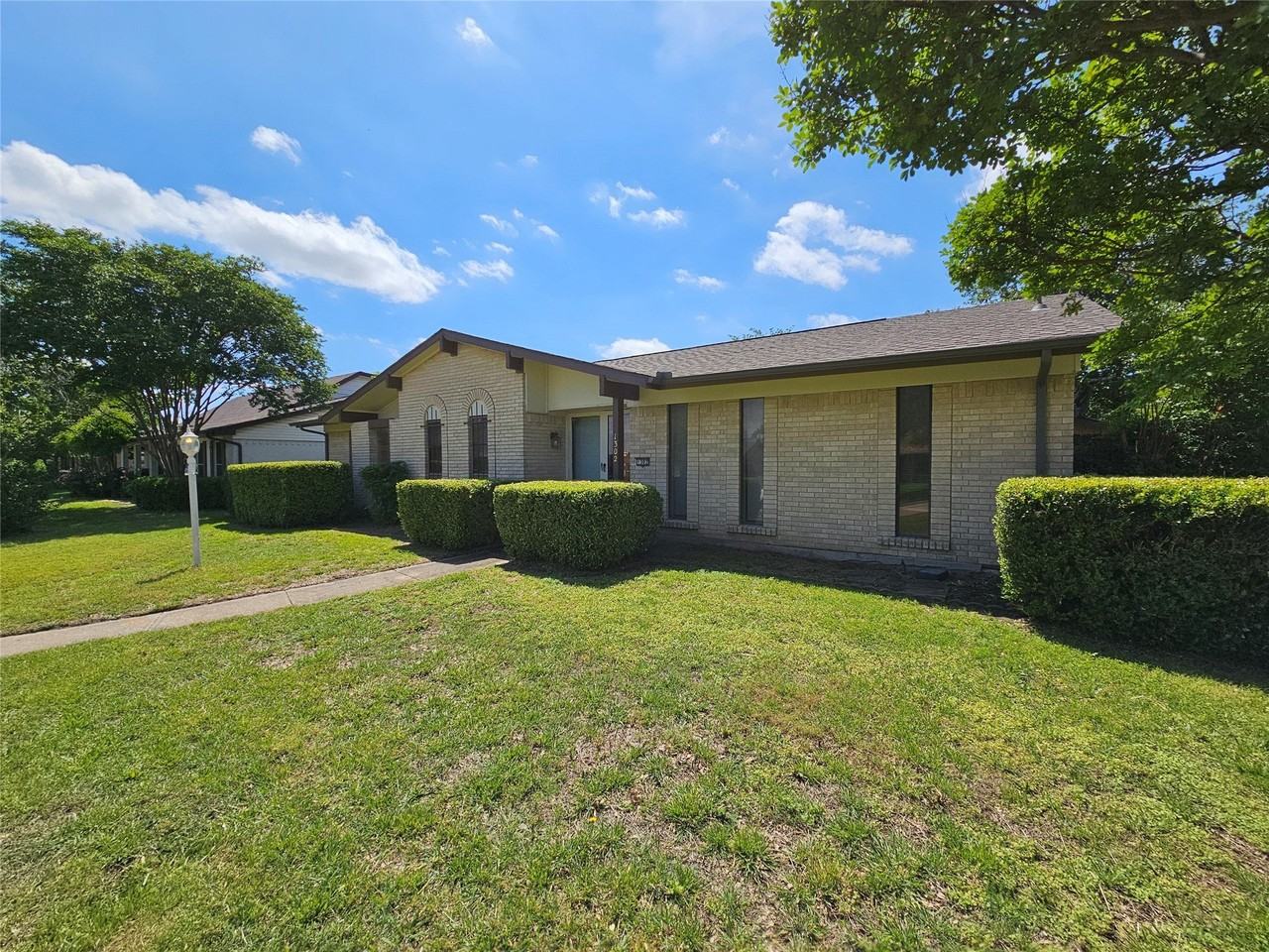 1302 Berkeley Dr - Photo 2 of 28