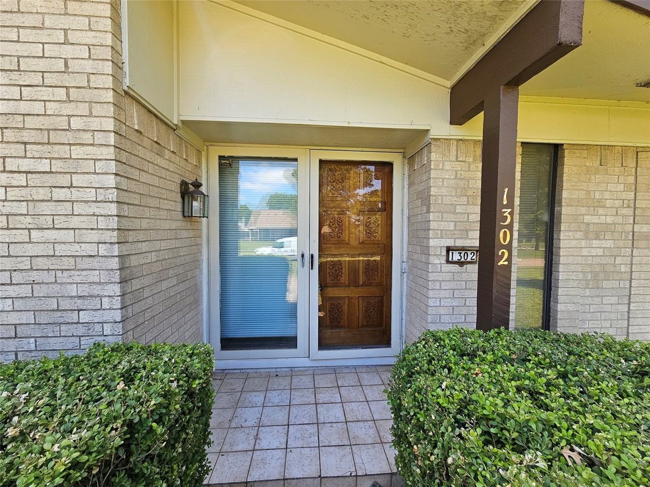 1302 Berkeley Dr - Photo 3 of 28