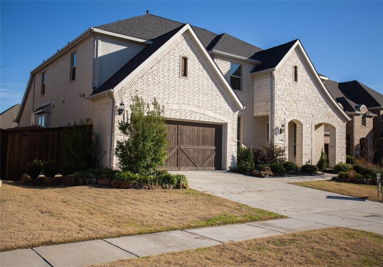 7600 Clear Rapids Dr - Photo 3 of 34