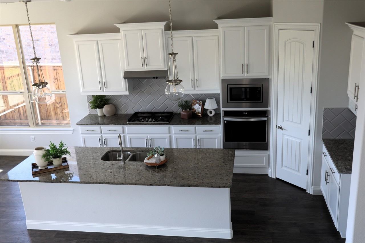 7600 Clear Rapids Dr - Photo 4 of 34