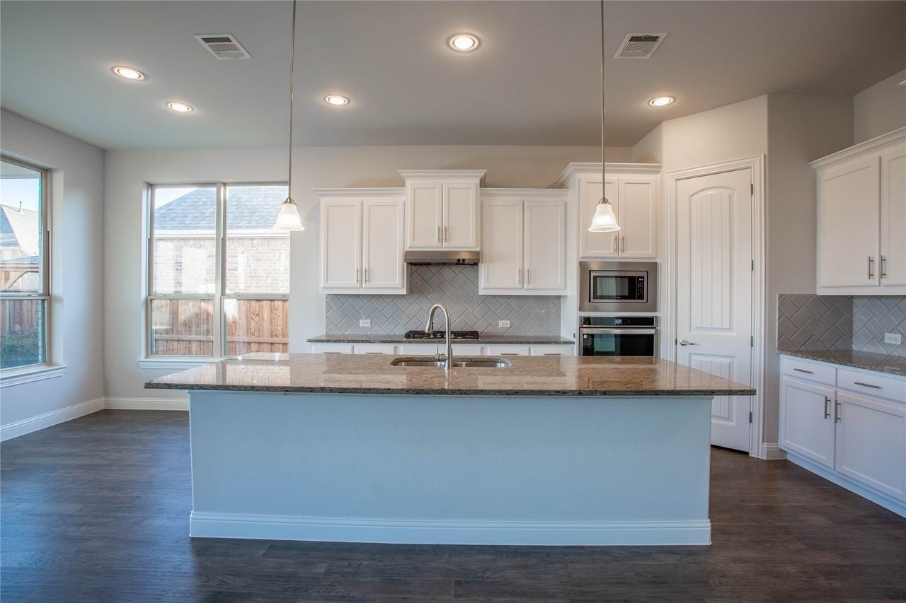 7600 Clear Rapids Dr - Photo 5 of 34