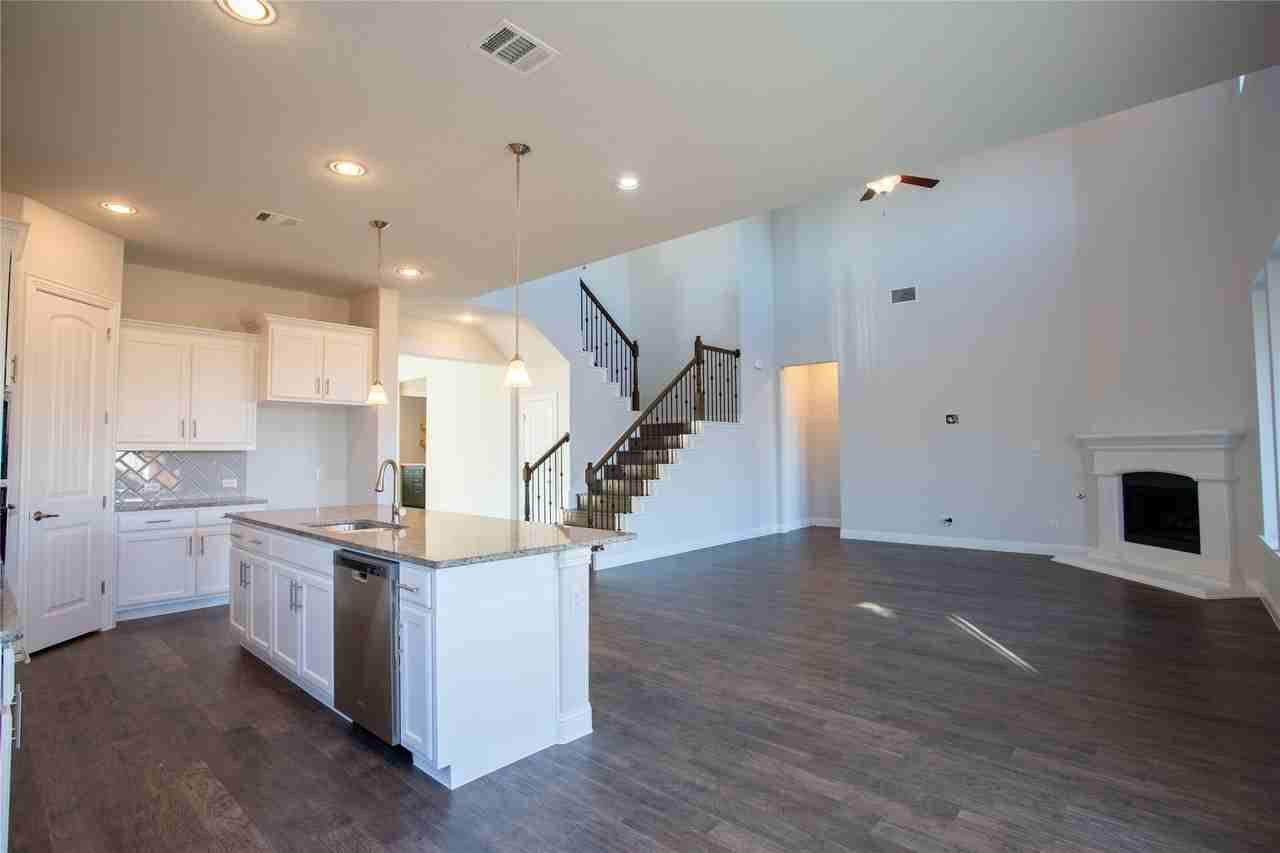 7600 Clear Rapids Dr - Photo 7 of 34