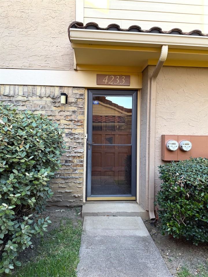 4233 Madera Rd #4 - Photo 3 of 21