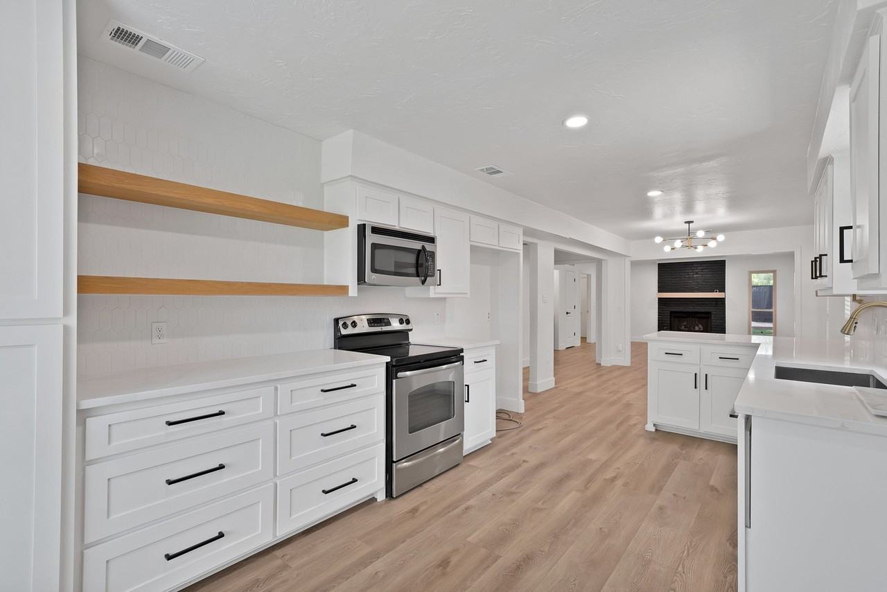 4021 San Mateo Dr - Photo 2 of 37