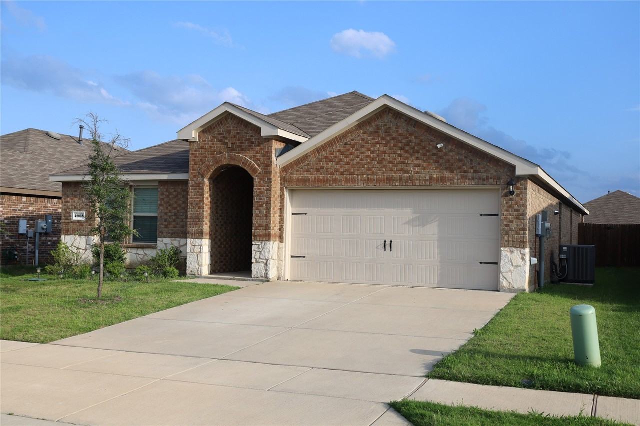 2908 Roper St - Photo 2 of 20