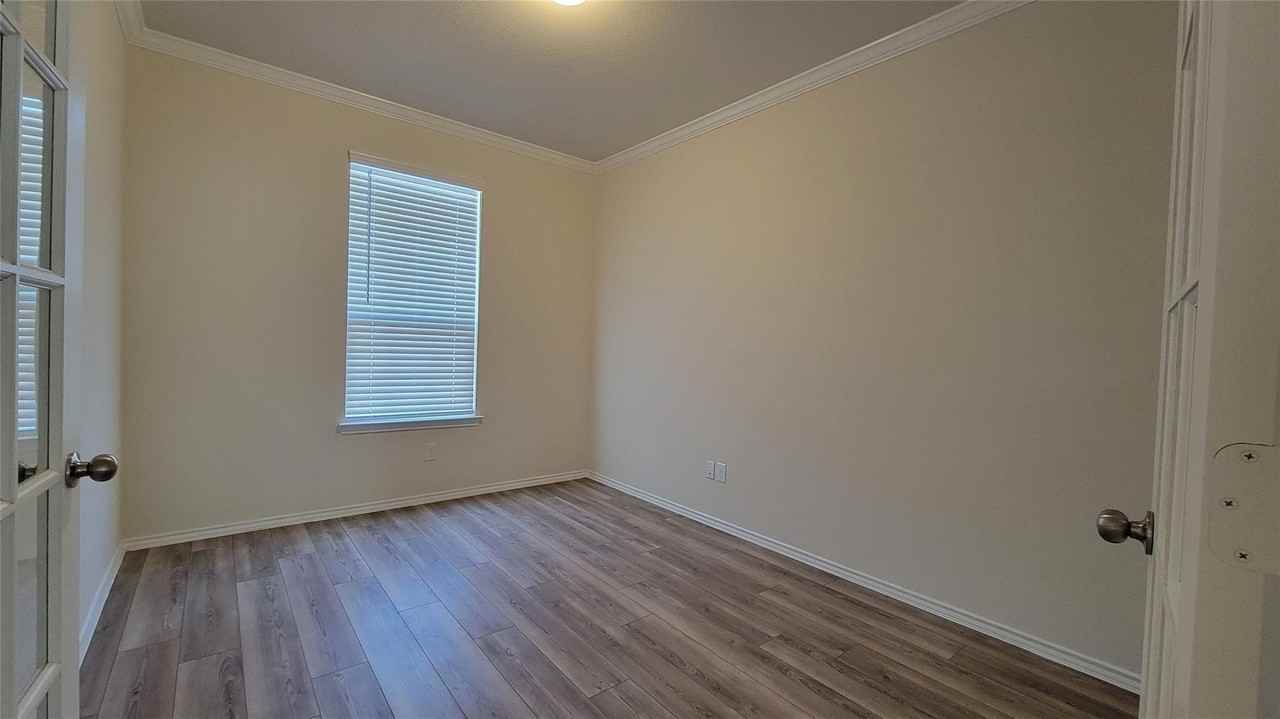 807 Goldenrod Ln - Photo 3 of 27