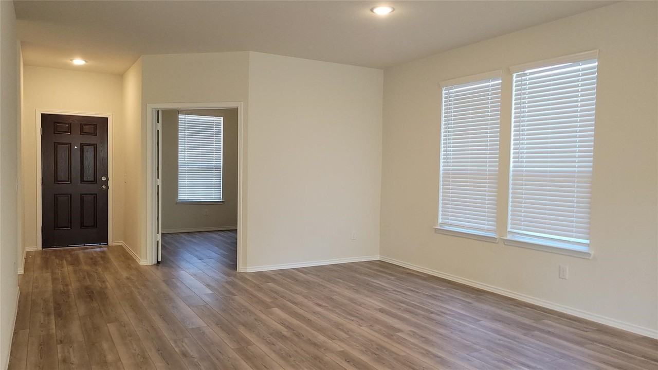 807 Goldenrod Ln - Photo 4 of 27