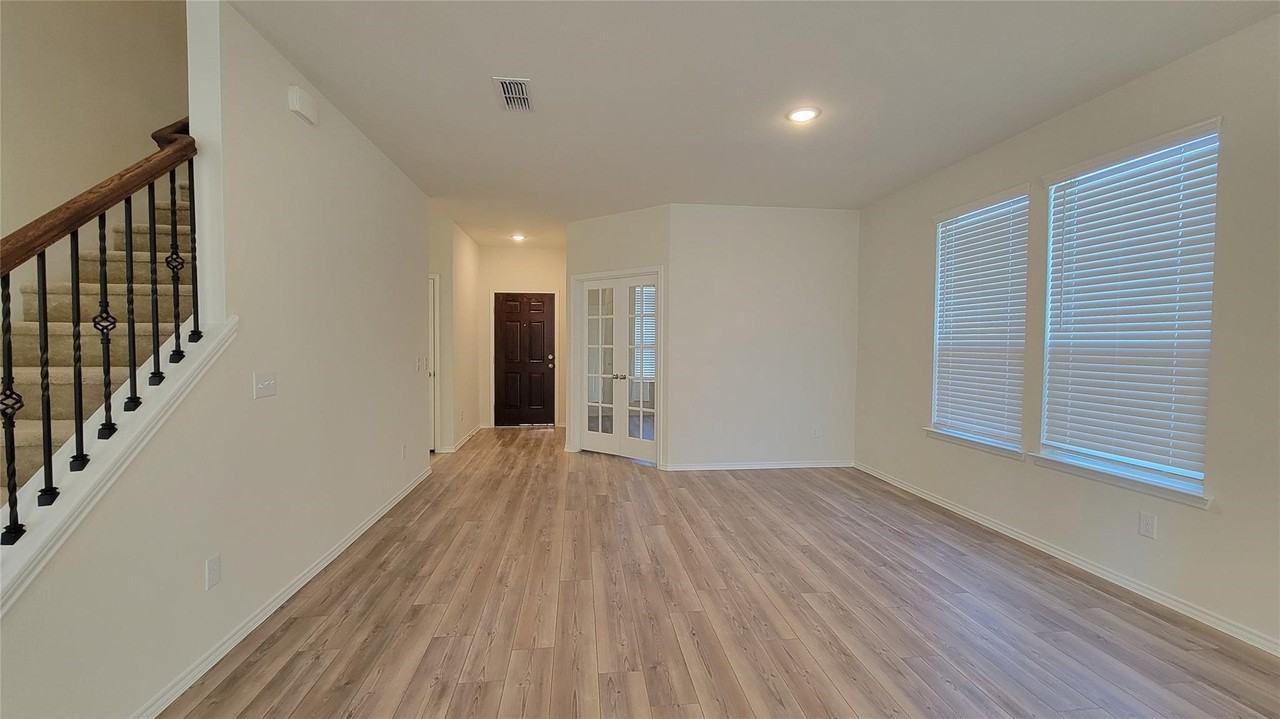 807 Goldenrod Ln - Photo 6 of 27