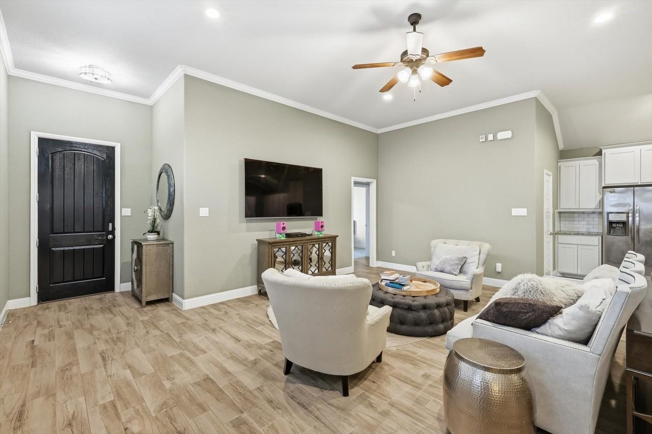 904 10th St - Photo 2 of 14