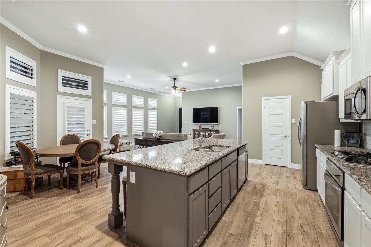 904 10th St - Photo 4 of 14