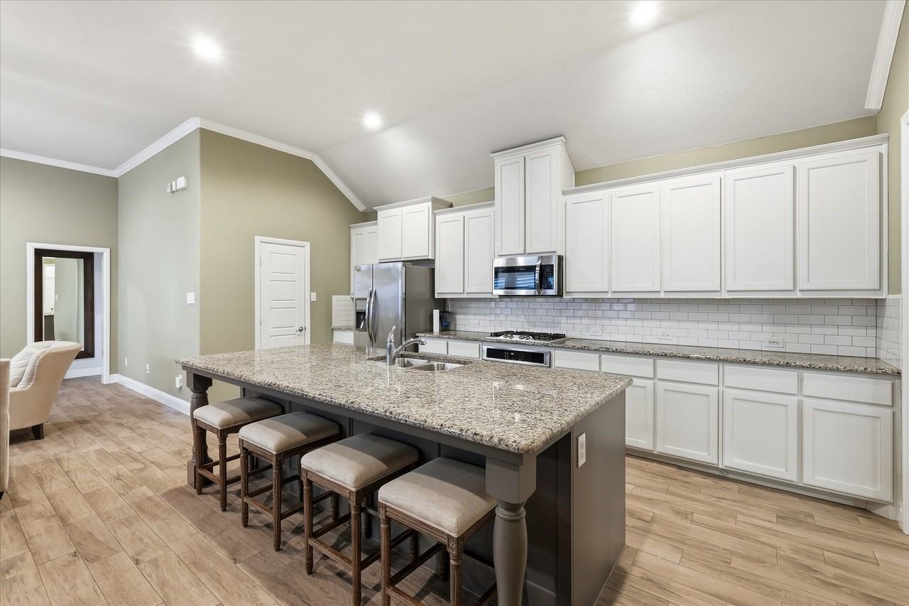 904 10th St - Photo 5 of 14