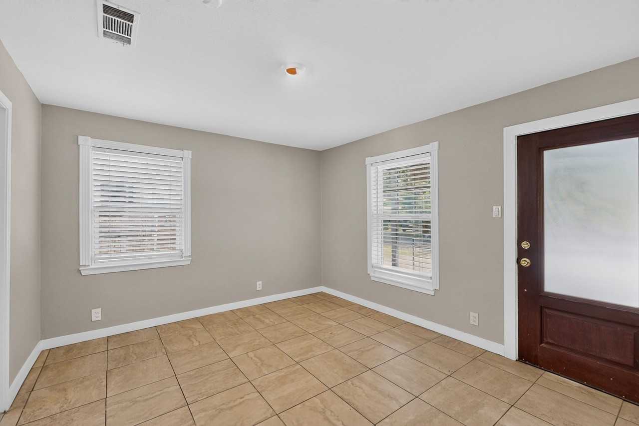 709 Se 2nd St - Photo 7 of 24