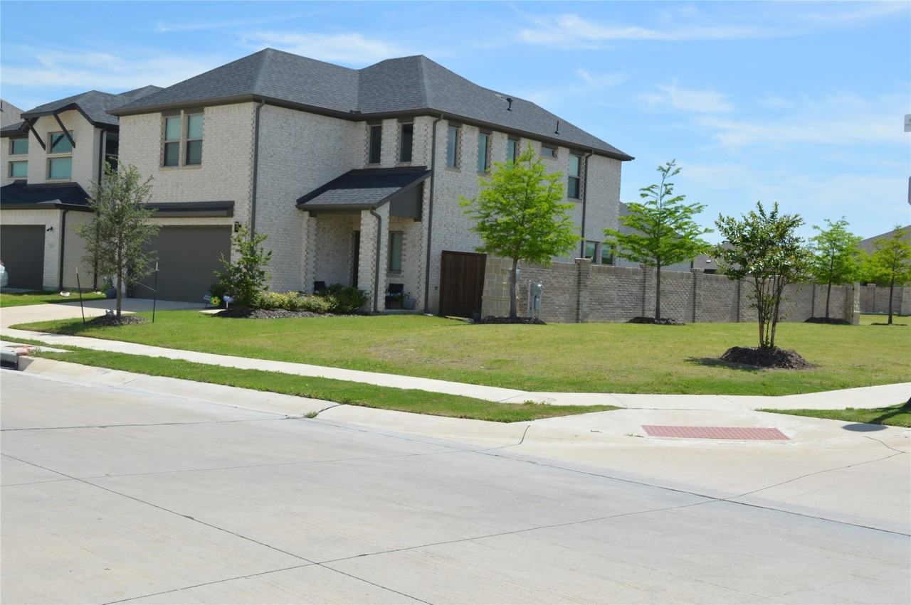 411 Bertney Dr - Photo 3 of 31