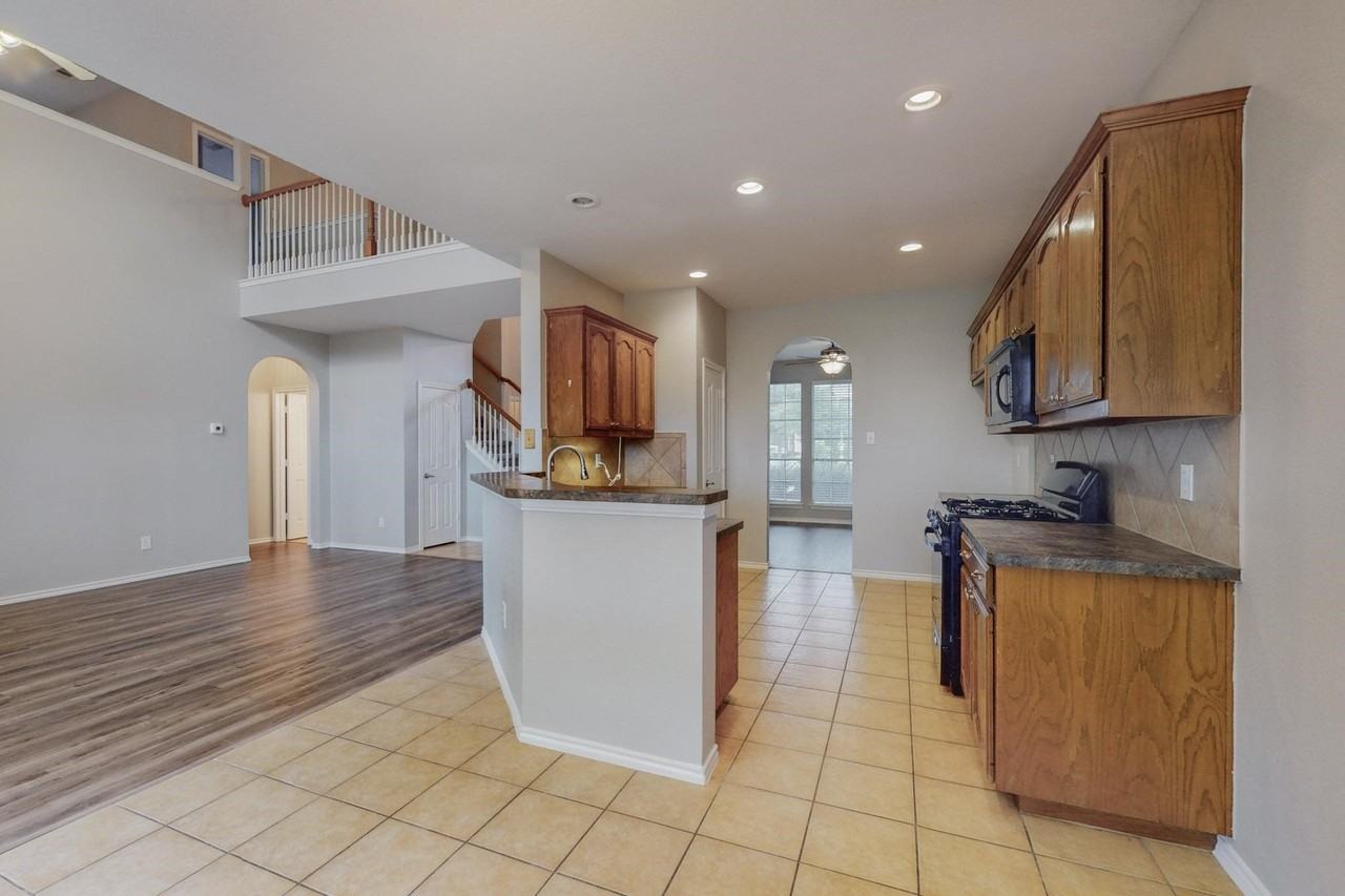 4134 Petersburg Dr - Photo 5 of 34