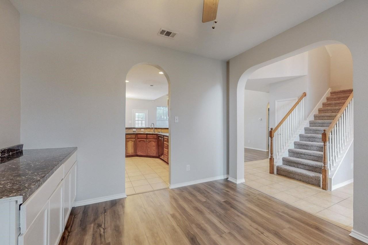 4134 Petersburg Dr - Photo 6 of 34