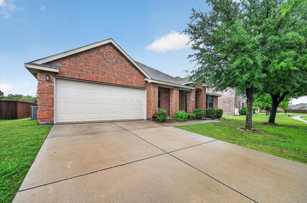 5640 Lincolnwood Dr - Photo 2 of 29