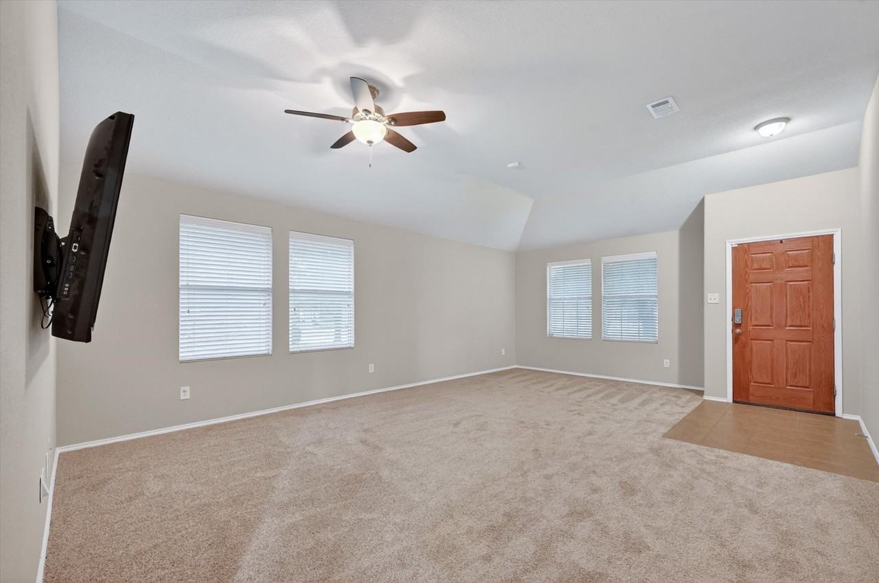5640 Lincolnwood Dr - Photo 4 of 29