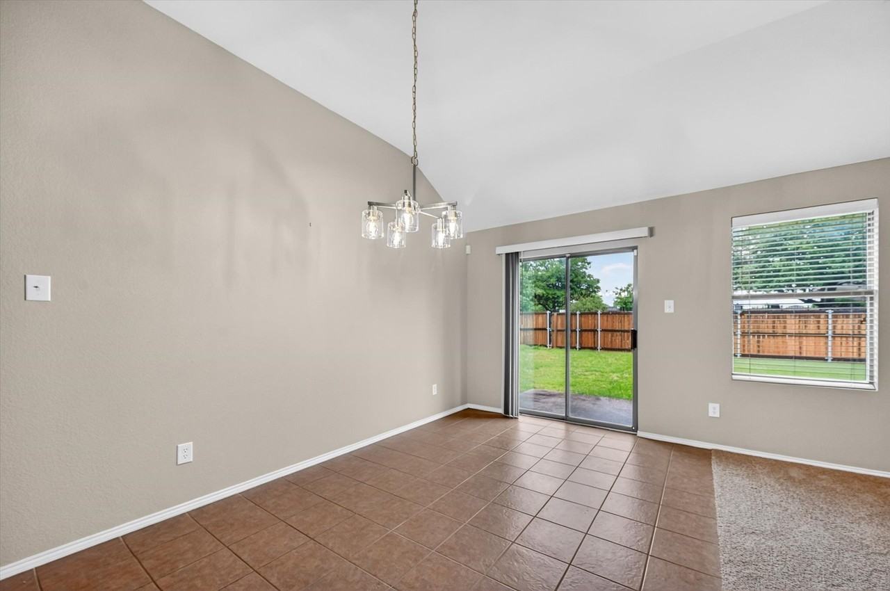5640 Lincolnwood Dr - Photo 6 of 29