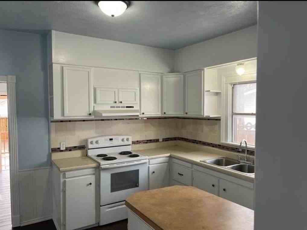 411 Cooke St - Photo 2 of 22