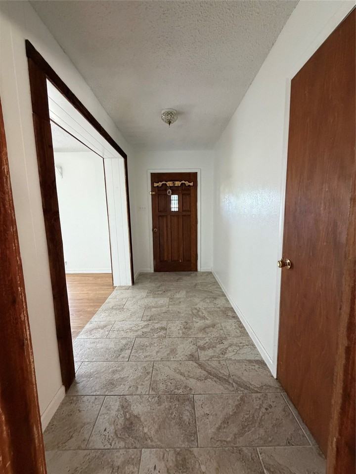 2406 Broadview St - Photo 3 of 19